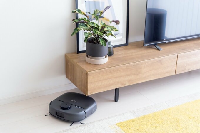 ロボット掃除機がテレビ台の近くにある様子