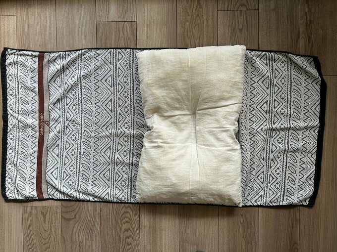 枕をバスタオルの上に置き、だいたいのサイズを決める