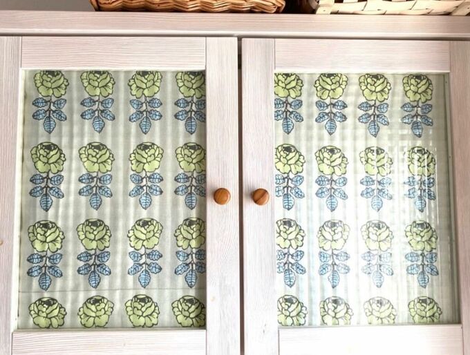 はぎれを貼り換えた食器棚