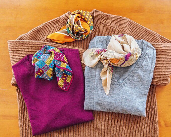 スカーフを合わせたトップス3着