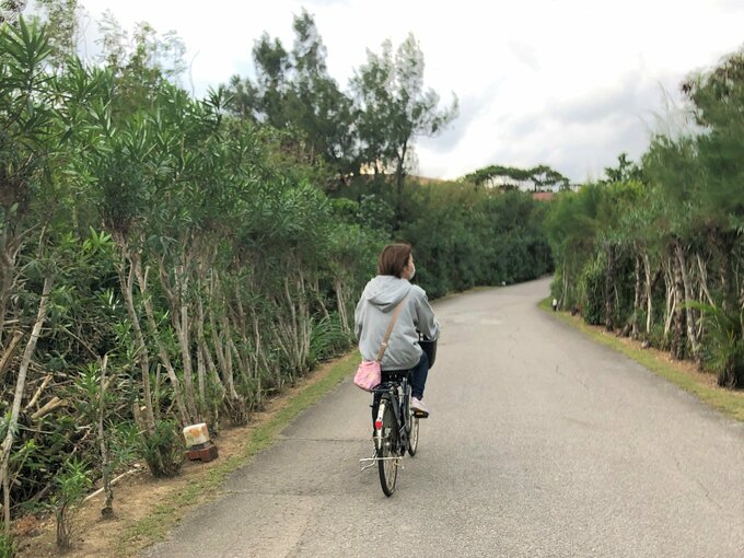 自転車と女性