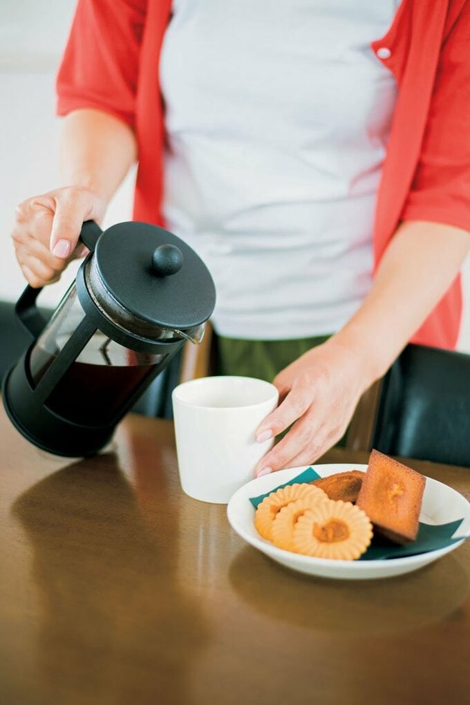 コーヒー注ぐ女性