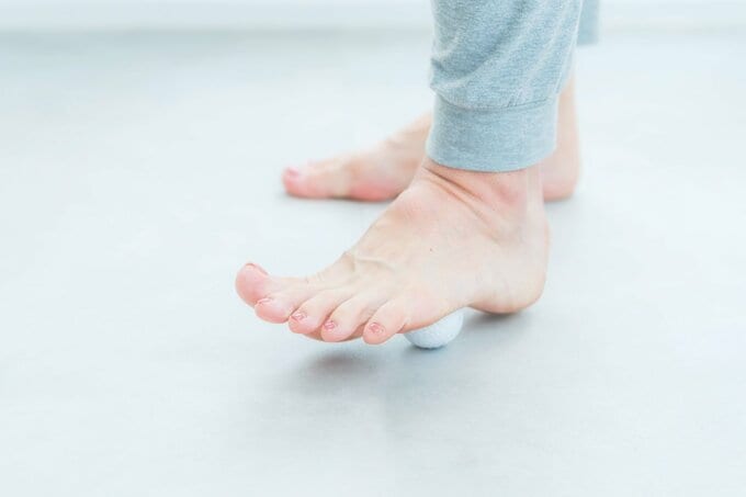 ゴルフボールで足裏をマッサージする様子