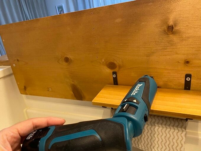 ドライバーでビスをとめる