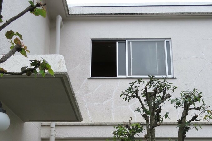 壁に大きなクラックが入っている建物