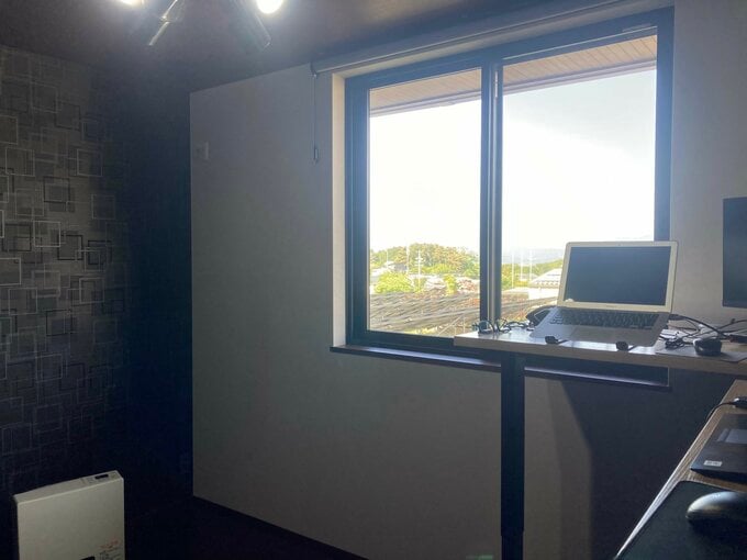 夫のテレワークスペースの窓