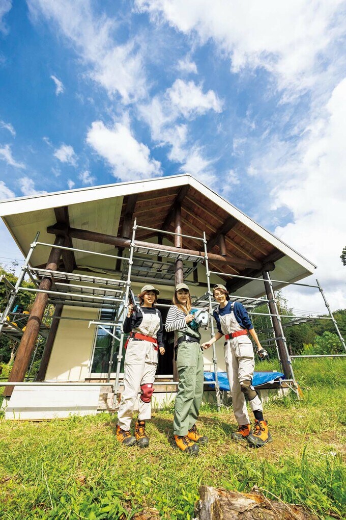 おそろいの作業着に身を包むDIY女子