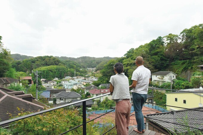 2階バルコニーからの絶景を楽しむ夫妻