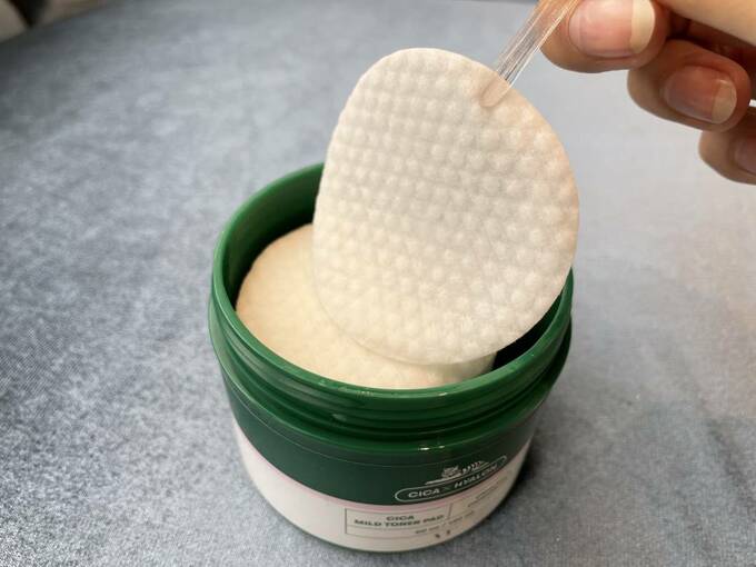 シカマイルドトナーパッドから取り出す様子