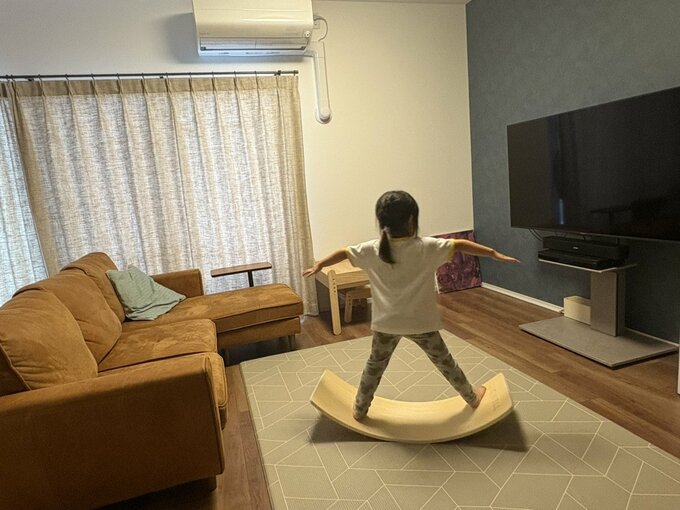 リビングで4歳の娘が運動している様子