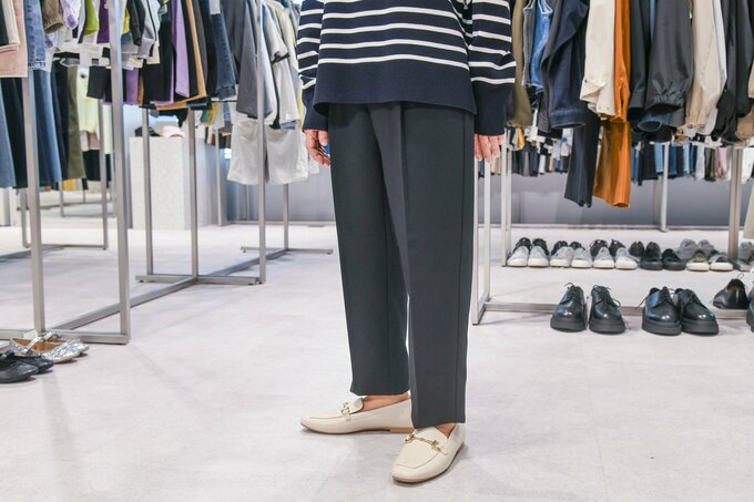 「タックテーパードパンツ」BLACK 2,990円