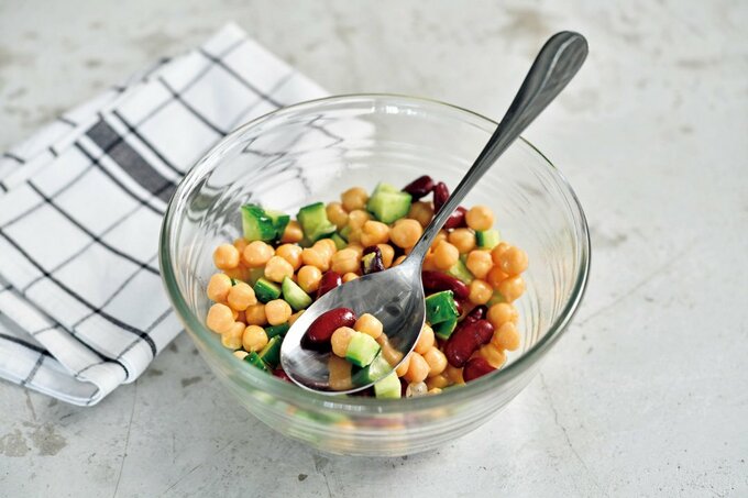 サラダボウルとスプーン