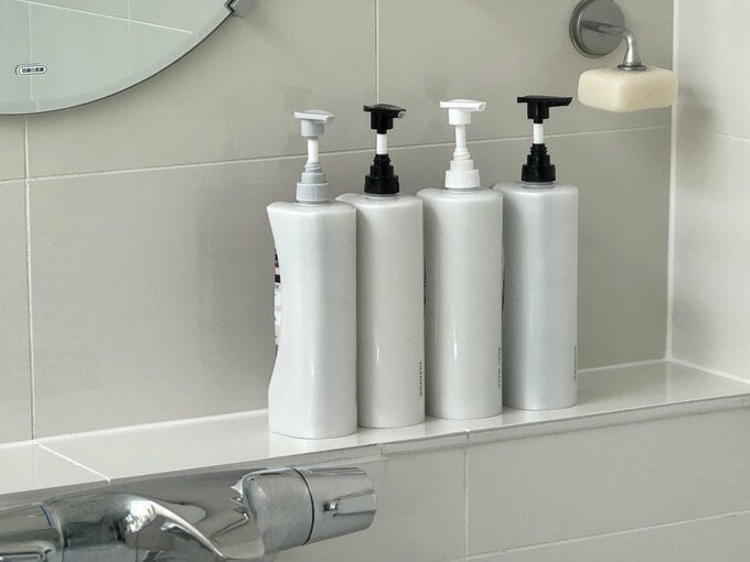 4つのシャンプーとリンスのボトル