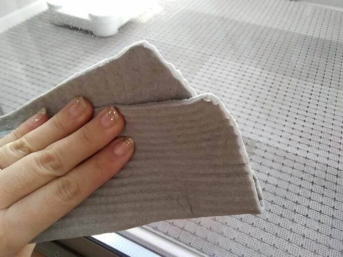 シートで窓をふく