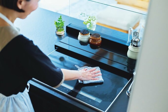 キッチンのコンロを掃除している様子