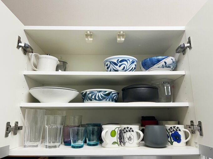整頓された食器棚
