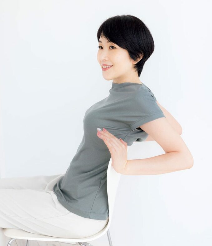 イスでストレッチ女性
