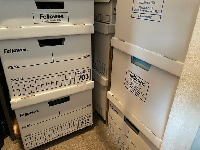 子どもに関係したものを入れた箱