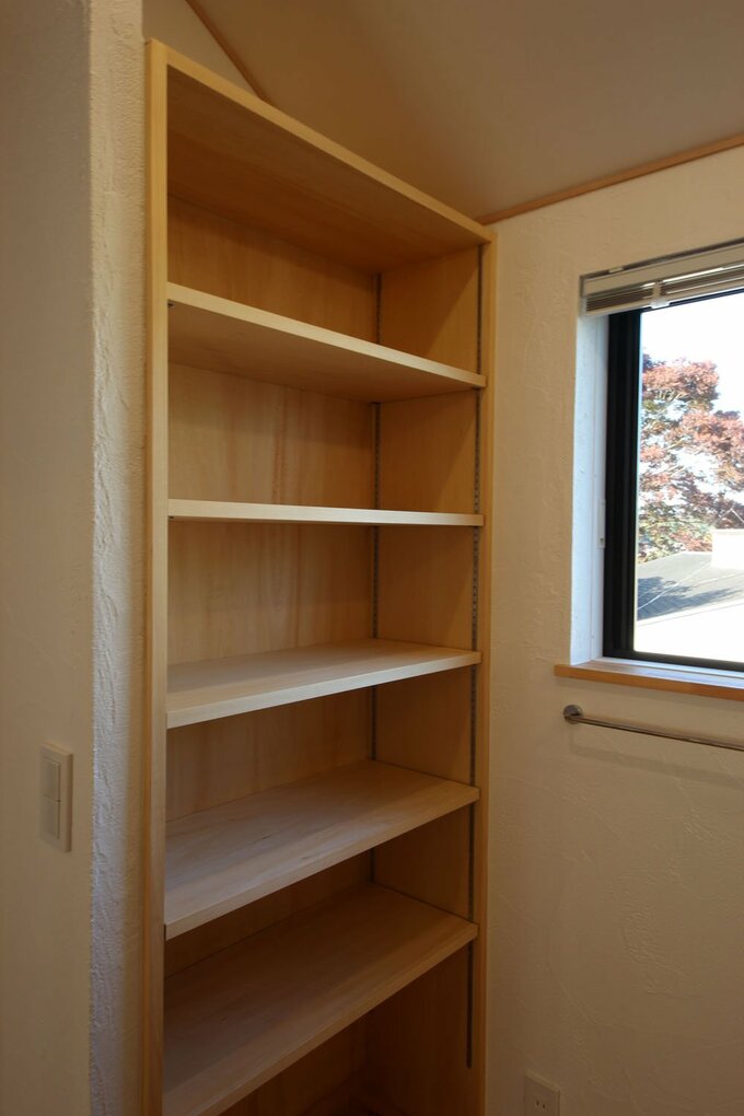 収納棚は床から天井までのつくりつけ