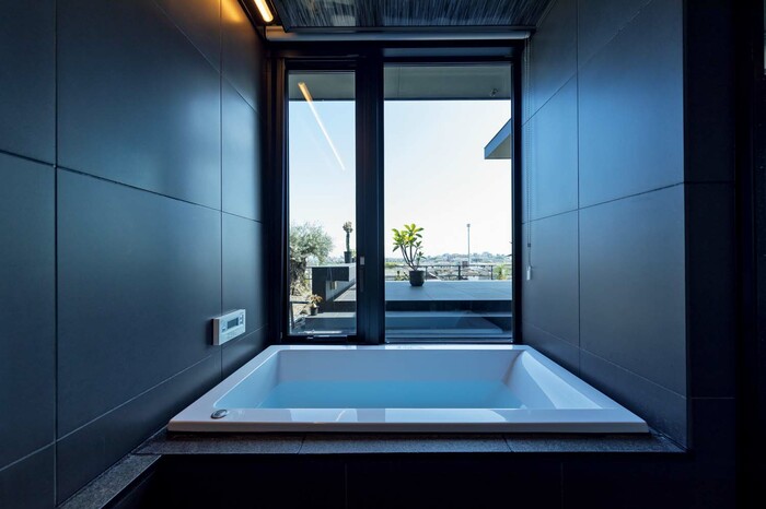絶景バスルームのある家。風呂上がりの「テラスでひと休み」も最高 