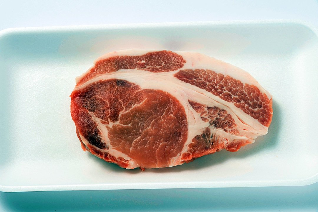 肉を買うときはトレーの底に注目 新鮮な食肉の見分け方 Esseonline エッセ オンライン