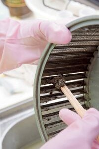 つけおきしたドラムは両面ブラシで汚れを落とす