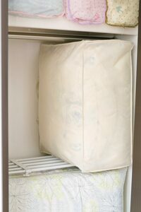 突っぱり棚で仕切りをつくり押し入れ仕様に