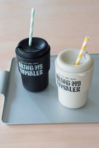 モノトーンのタンブラー