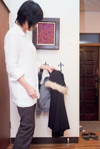 玄関の壁にアウターを収納。低い位置だから子どもも自分でかけられます