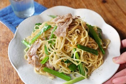 ソース味に飽きたら、豚ニラ塩焼きそば。フライパンひとつで「すぐできランチ」レシピ