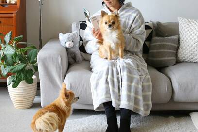 ニトリ「着る毛布」で家事も在宅ワークもぬくぬく、寝具にも