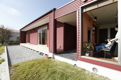 【注文住宅事例】ワインレッドの外観が目印！離れながらつながるヘアサロン兼住居