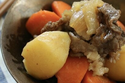 いつもより丁寧につくる「肉ジャガ」。調理に向き合い、味わうことが日々の癒しに