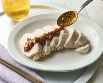 鶏胸肉が「しっとり」おいしくなるコツ。特売肉でも簡単にできてプルップル