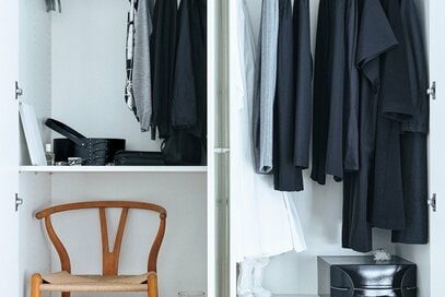 60代に向けて「クローゼット」を整理。黒・グレー・白、アイロンいらずの厳選した服で快適に