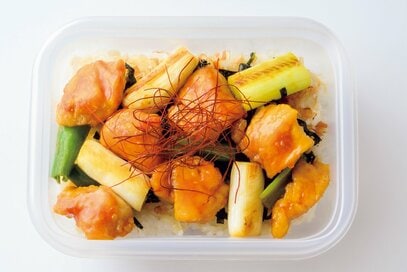 甘辛ダレでじっくり煮た「ねぎま風焼き鳥弁当」。1食92円で、冷凍つくりおきもできる