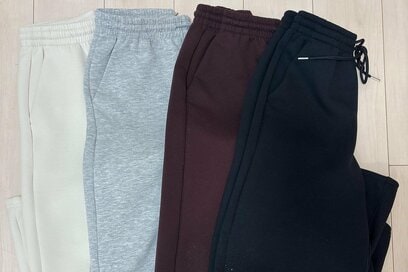 アラフォーがGUで思わず全色買いした「スウェット」が万能。リアルに毎日履きたくなる