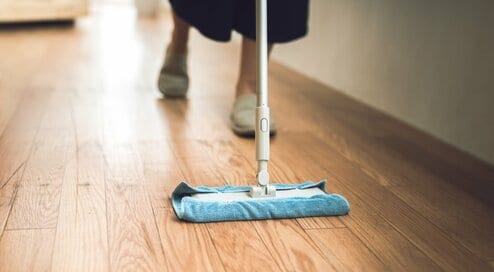 フローリングがベタベタ、エアコンと窓がカビくさい。リビング掃除の簡単チェックリスト