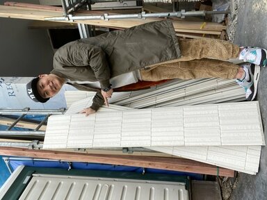 袖壁に石材タイルを使用