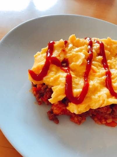 ミートソースをご飯にまぜてオムライスに