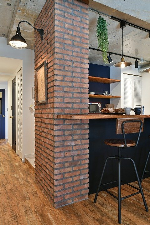 タイル貼りの柱にアンティークランプ