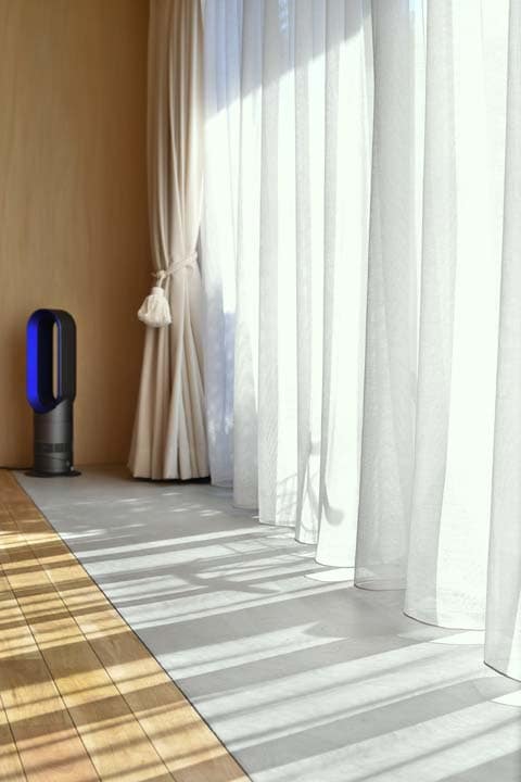 モルタルで仕上げたリビングの床