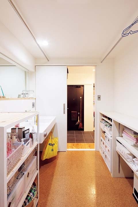 天井には物干しバーを設置したサニタリー