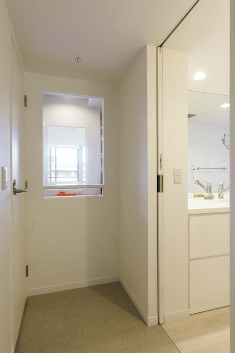 洗面所とトイレの間に見える室内窓
