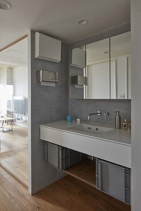 廊下に配置したオープンな洗面台