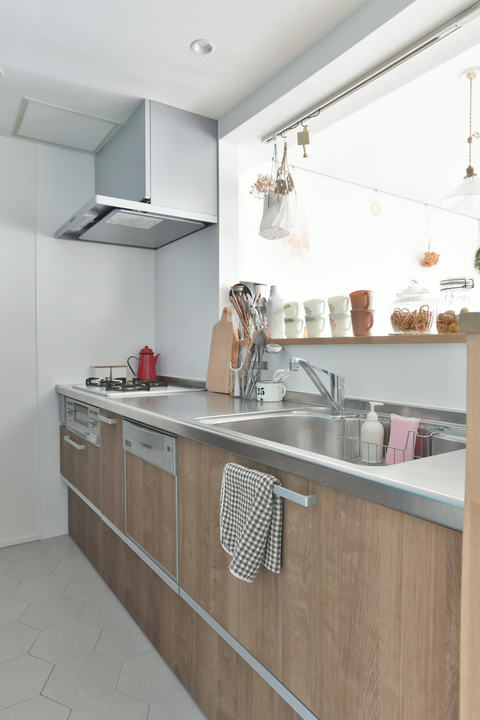 木目調の使い勝手の良いシステムキッチン