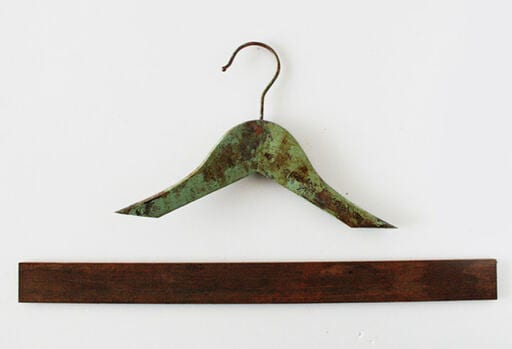 両腕部分をカットした木製ハンガーとセリアの木材を、好みの色でペイントする