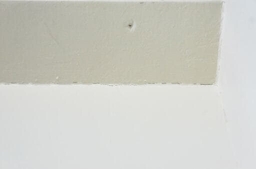 クラック（ひび割れ）はコーキング材でふさぐ