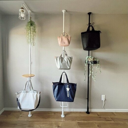 つっぱり式収納アイテムに収納されたバッグ