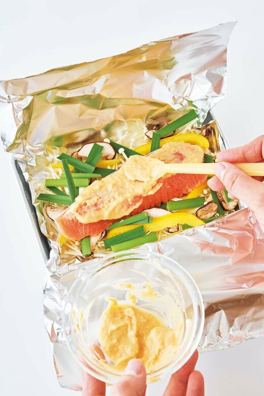 鮭の表面にみそマヨダレを塗る